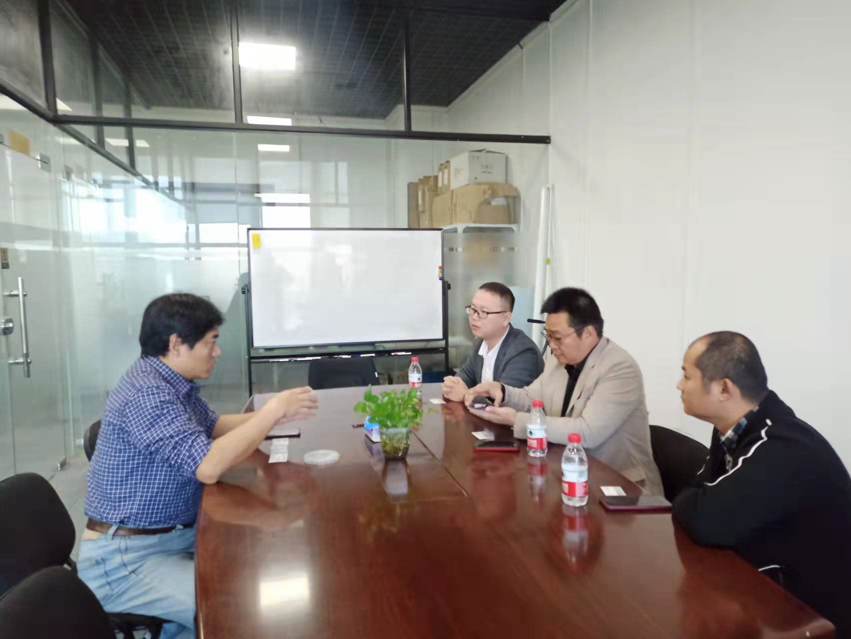 東莞市發(fā)思凱機(jī)器人有限公司總經(jīng)理陳發(fā)發(fā)一行蒞臨卓膜科技公司考察交流合作事宜