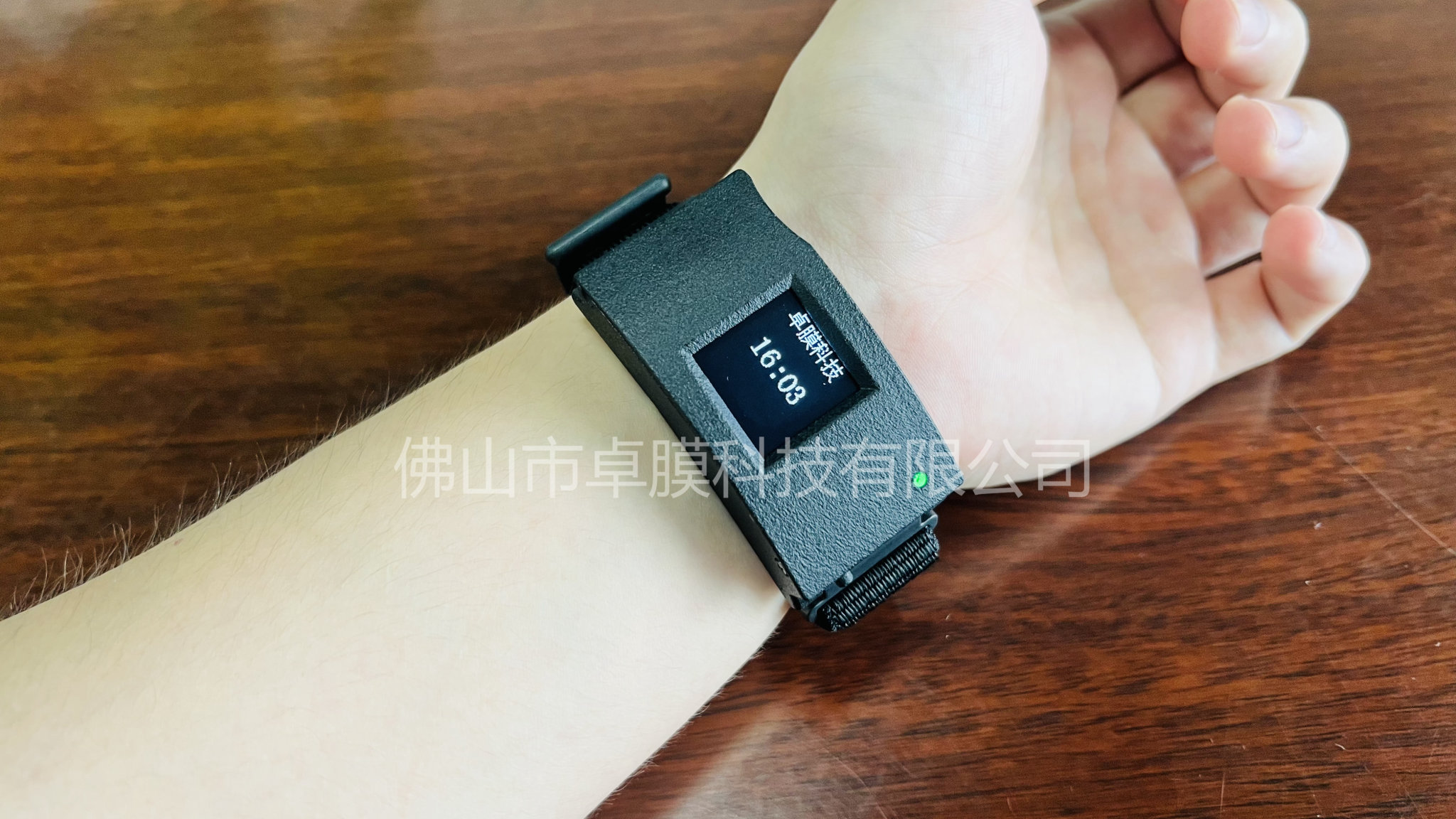 卓膜科技健康手環(huán)-實(shí)現(xiàn)脈搏波的實(shí)時顯示和血壓精準(zhǔn)測量